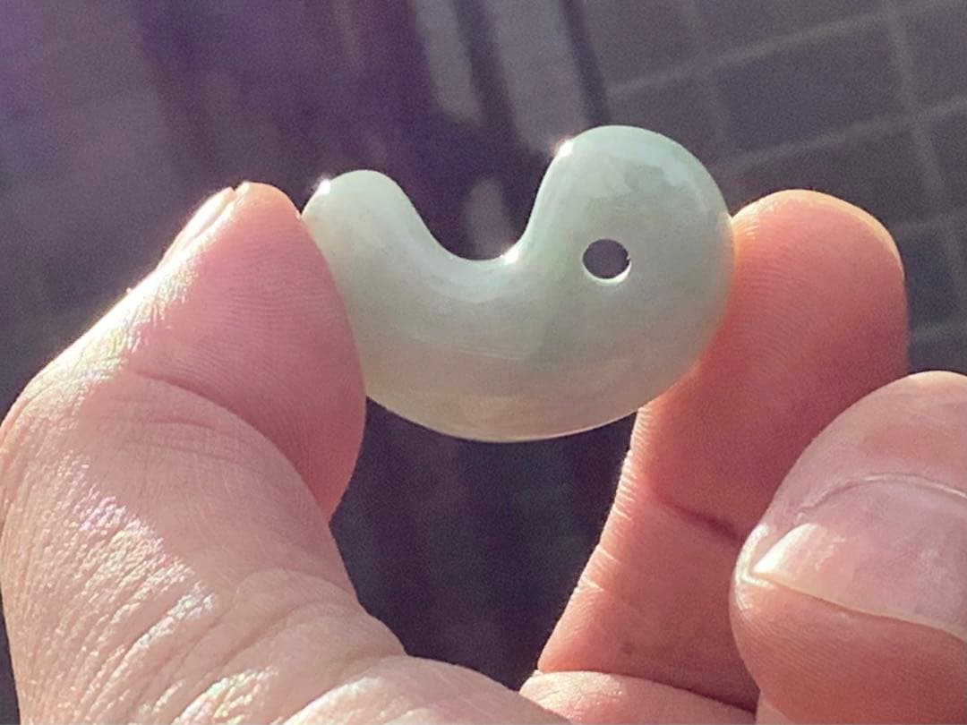 ✳30万円以上します‼️極上色彩　糸魚川翡翠ジェダイト勾玉　外部鑑定機関の鑑別書付