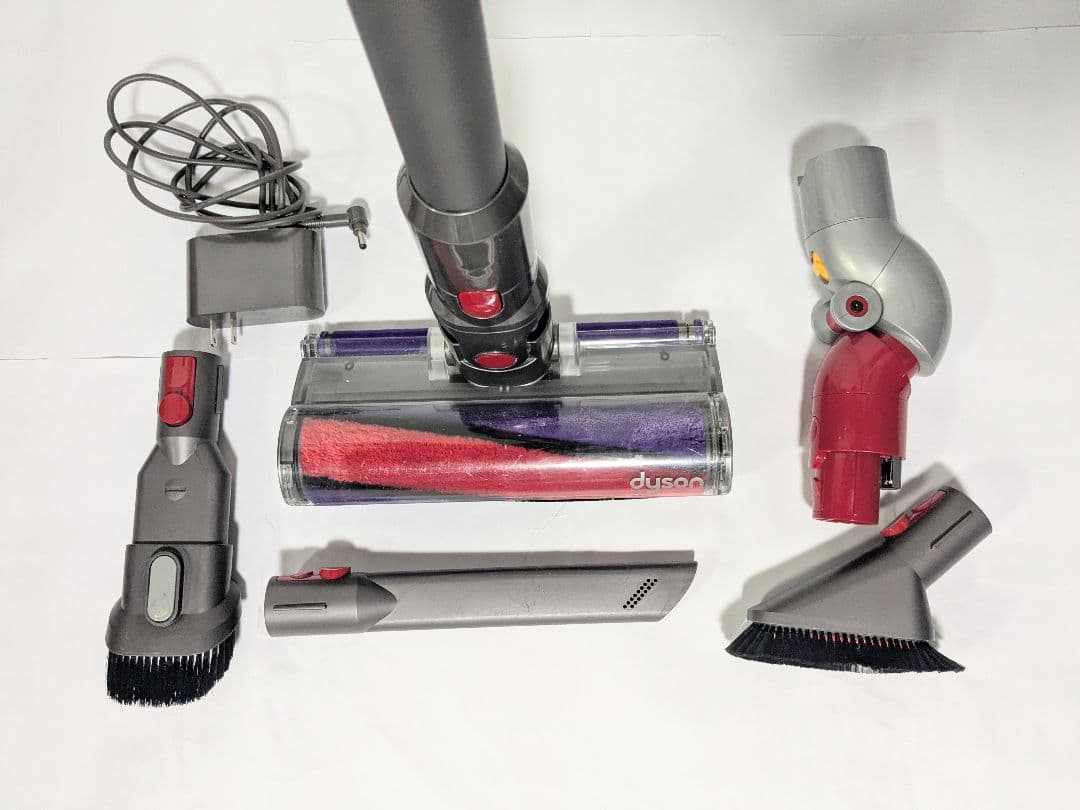 【動作品】ダイソン 掃除機　V10 各種ノズル付き　①