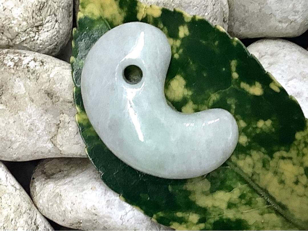✳勾玉の王道　糸魚川翡翠勾玉ジェダイト‼️ お身近のお守り守護石に　鑑別書付本物‼️