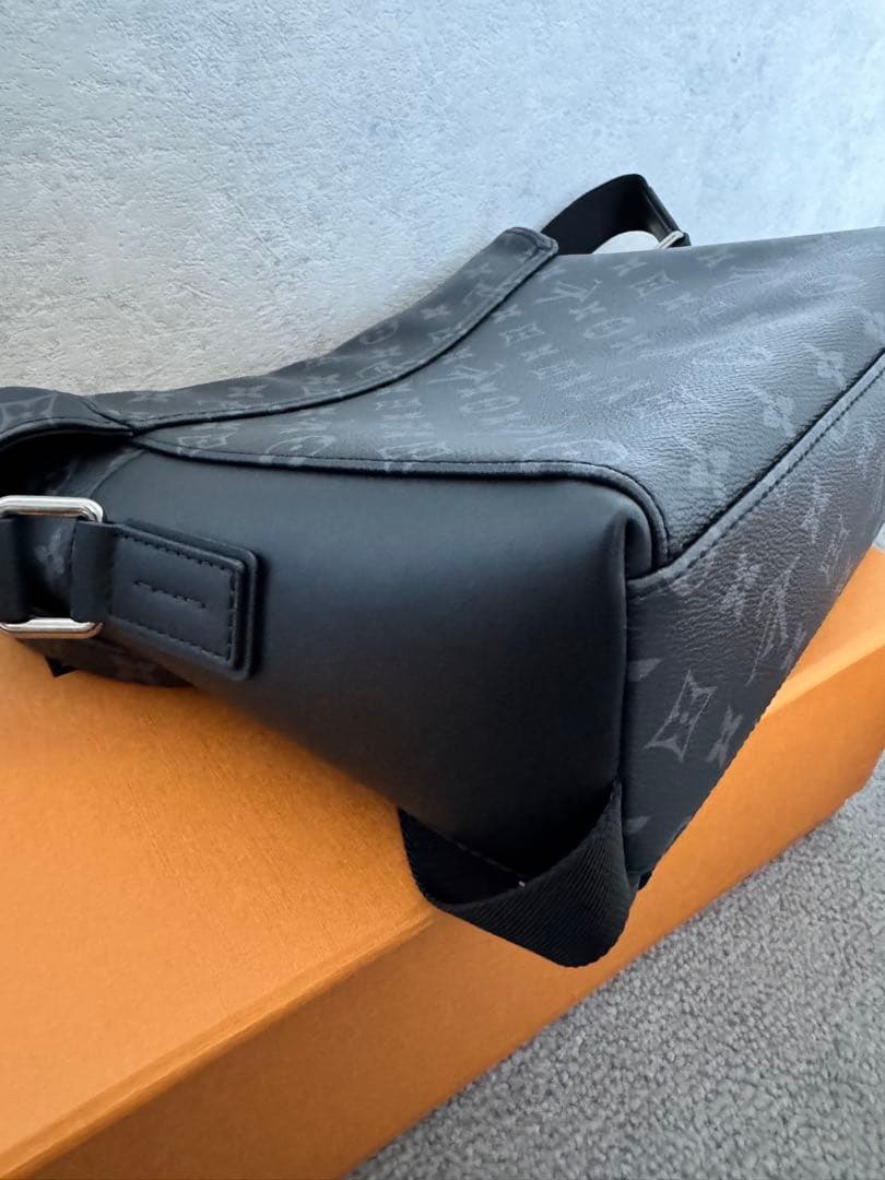 極美品 ルイヴィトン　メッセンジャーヴォワヤージュPM ブラック