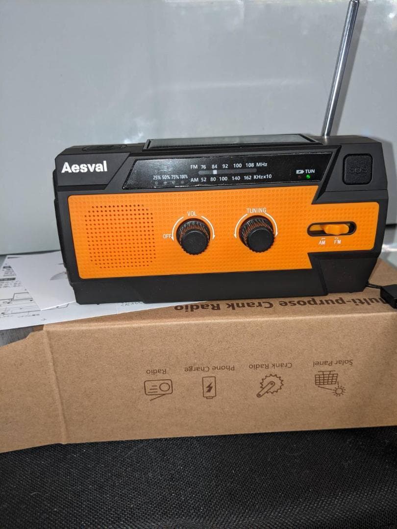 手回しソーラー式防災ラジオ - 大容量4000mAhバッテリー搭載