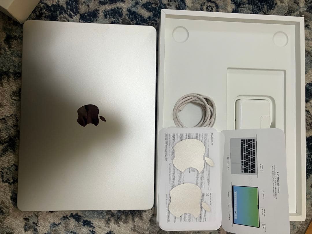 M2 13インチMacbookAir スターライト8GB充電回数5回