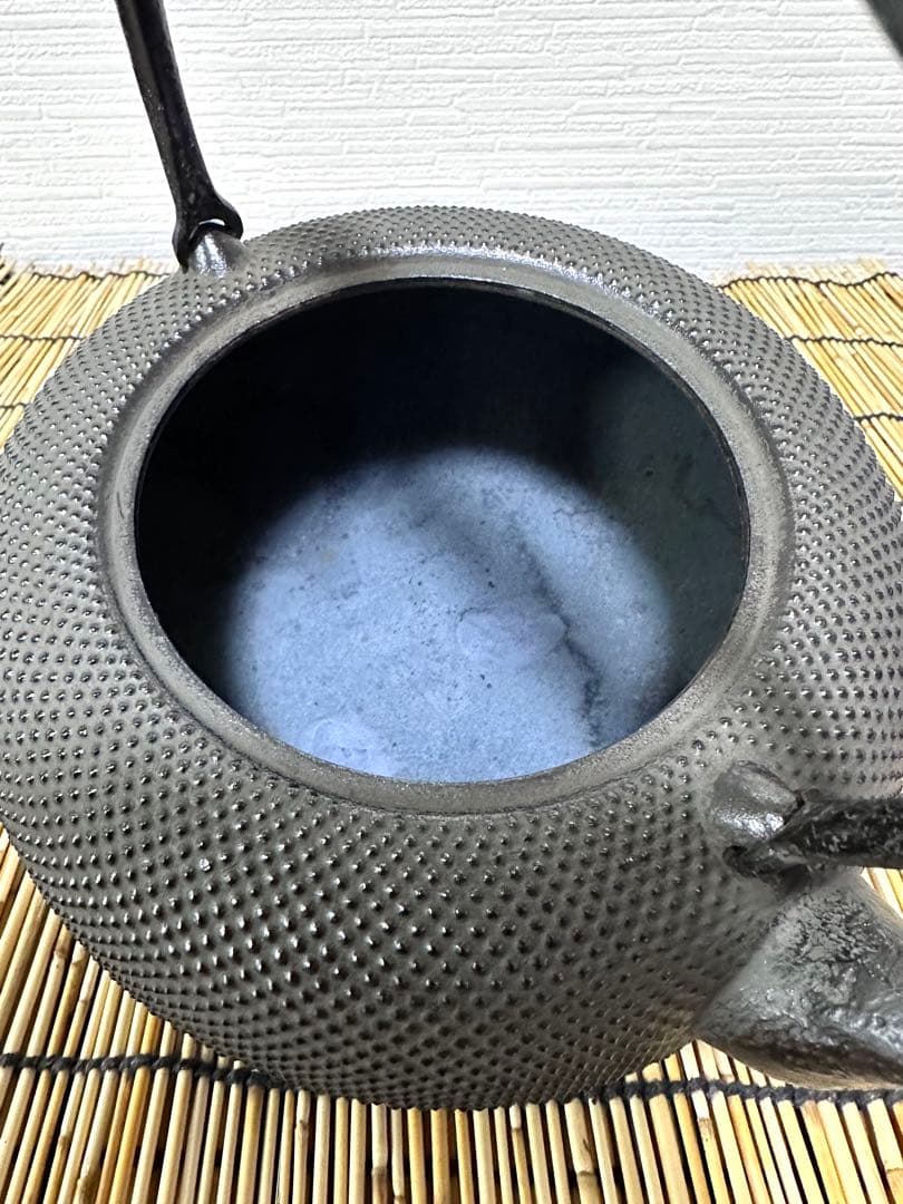 未使用品、供箱、栞、タグ付　南部岩鋳造　１８型姥口アラレ　南部鉄瓶　南部鉄器