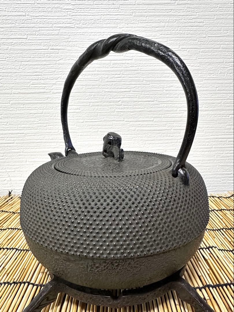 未使用品、供箱、栞、タグ付　南部岩鋳造　１８型姥口アラレ　南部鉄瓶　南部鉄器