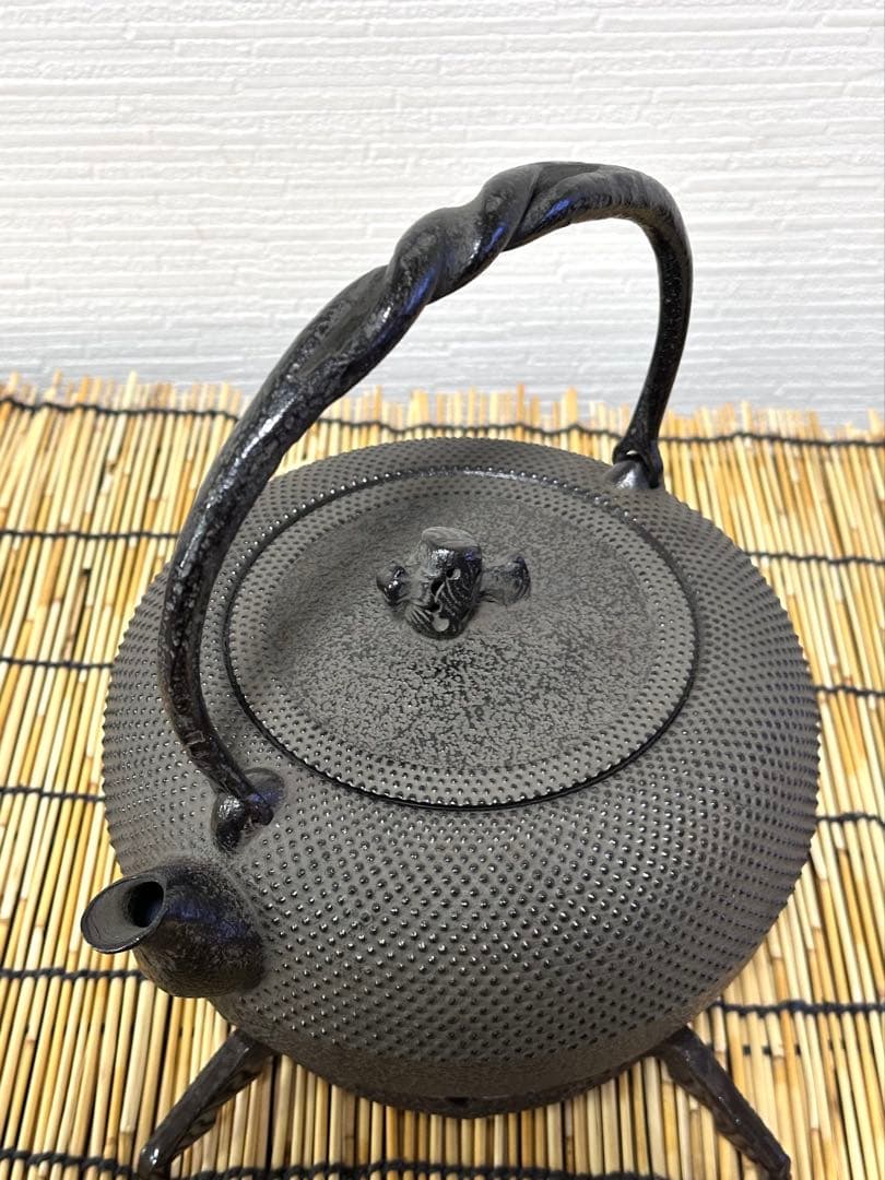 未使用品、供箱、栞、タグ付　南部岩鋳造　１８型姥口アラレ　南部鉄瓶　南部鉄器