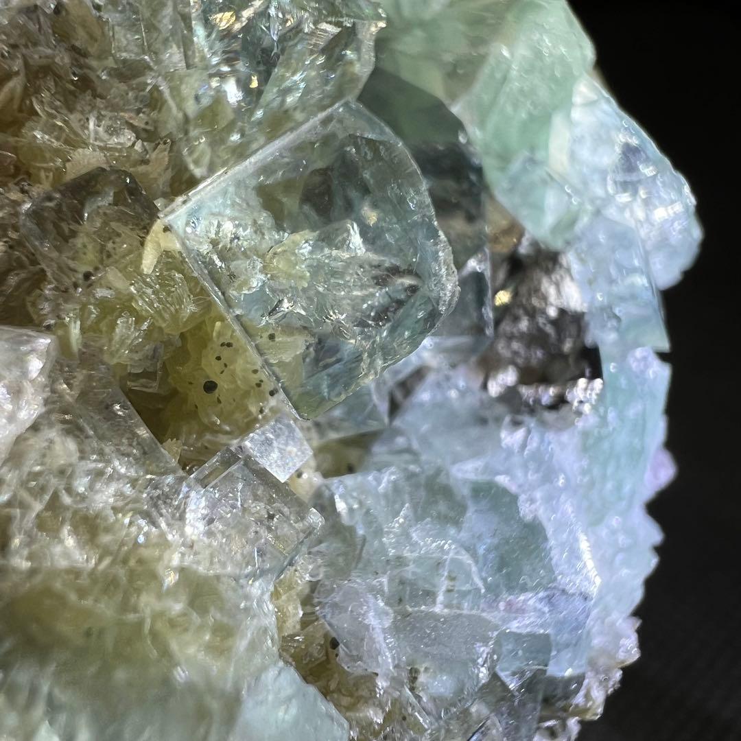 ヤオガンシャン産　「白緑色」「ミントグリーン」多数鉱物共生フローライト
