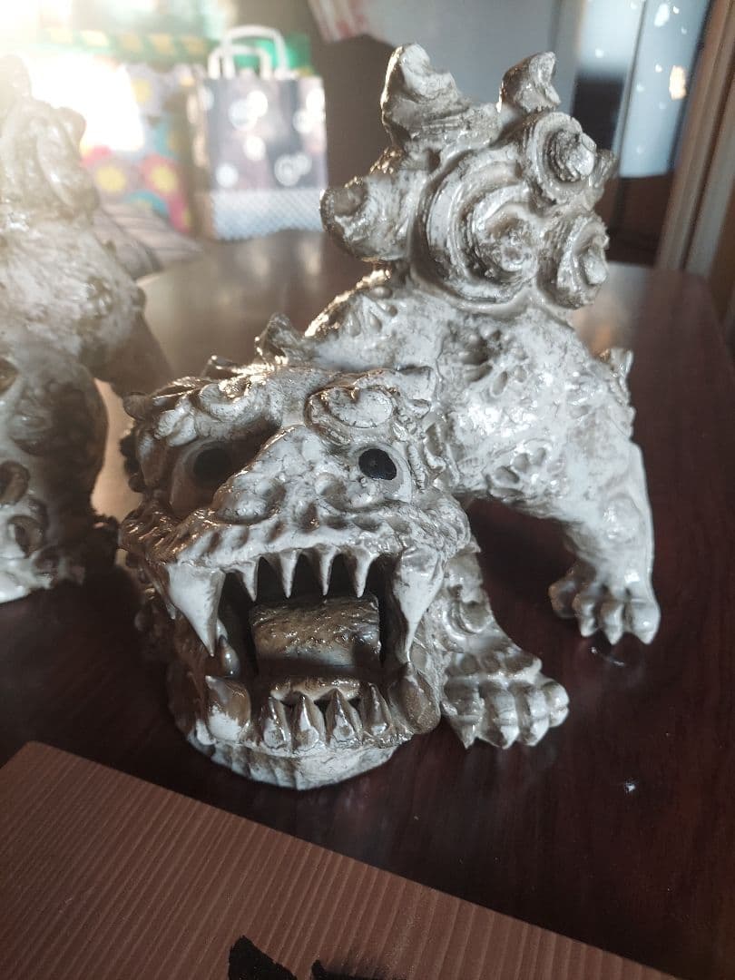 陶器 獅子像 金色と白色の工芸品