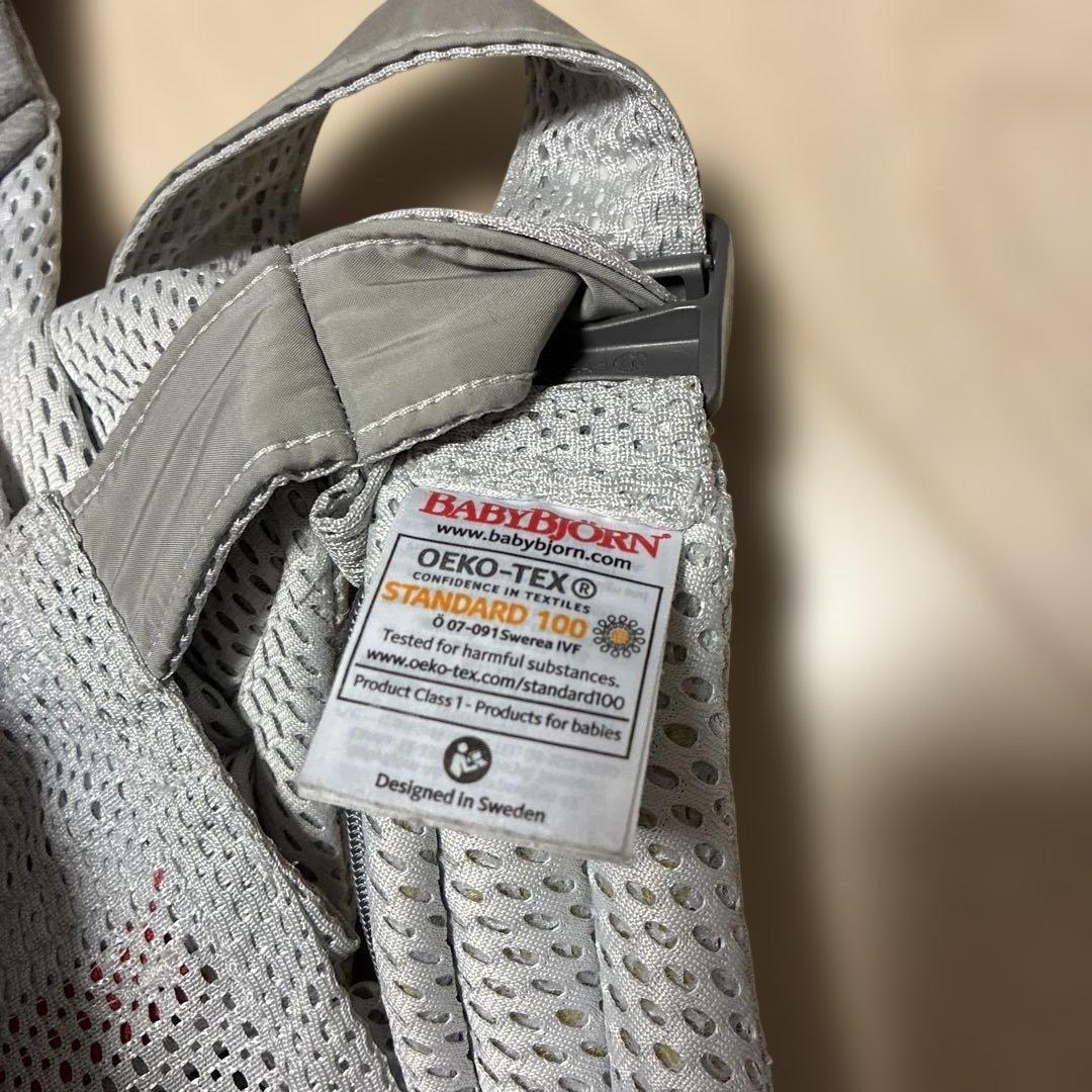 美品　ベビービョルンの抱っこひも　人気のハーモニー　シルバー　BABYBJÖRN