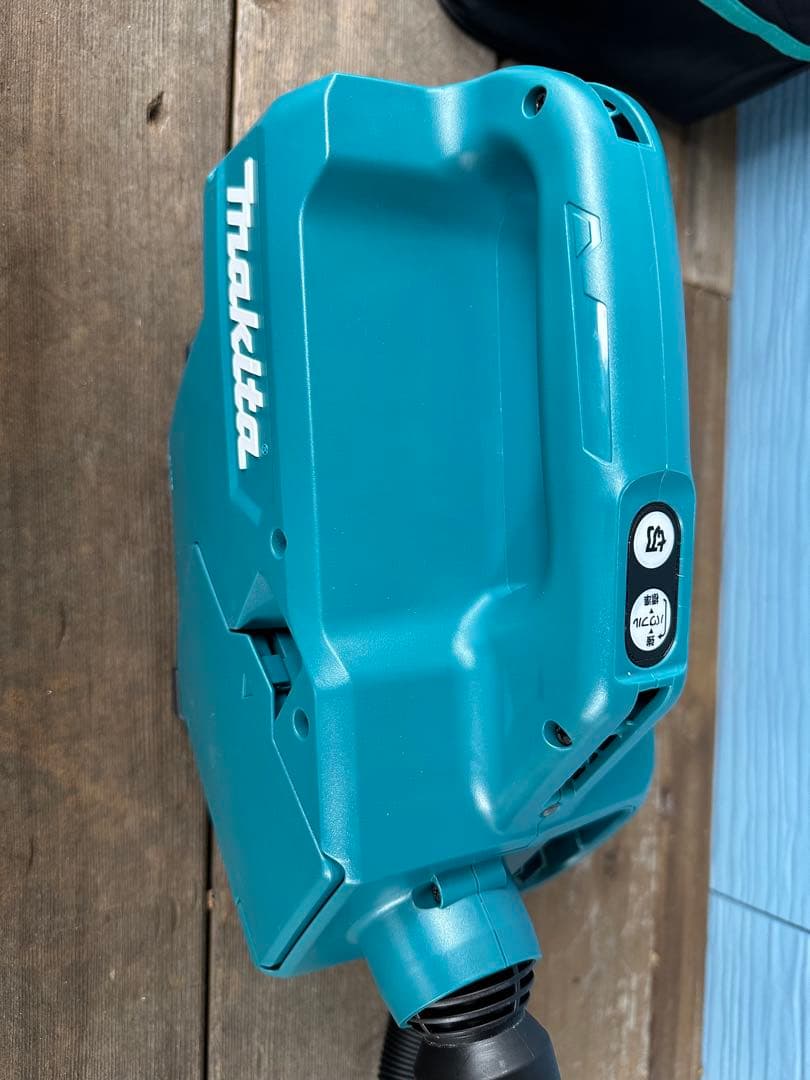 Makita 充電式クリーナーCL184DRF（バッテリー、充電器付）