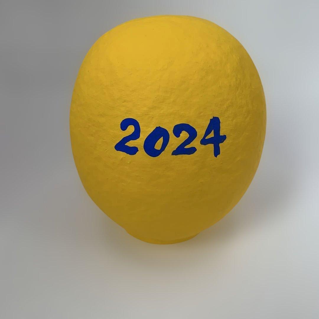 イエローの鶴模様置物 2024年