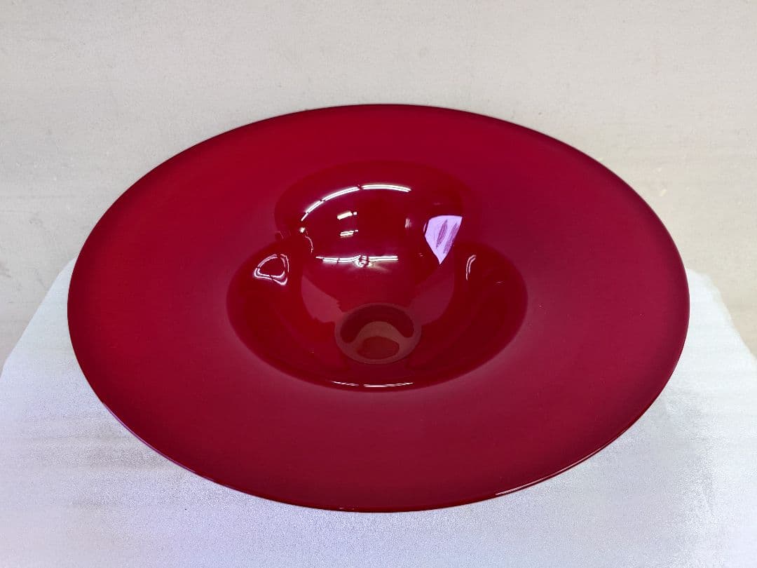 イタリア製　赤色ガラス皿 黒色台座付き