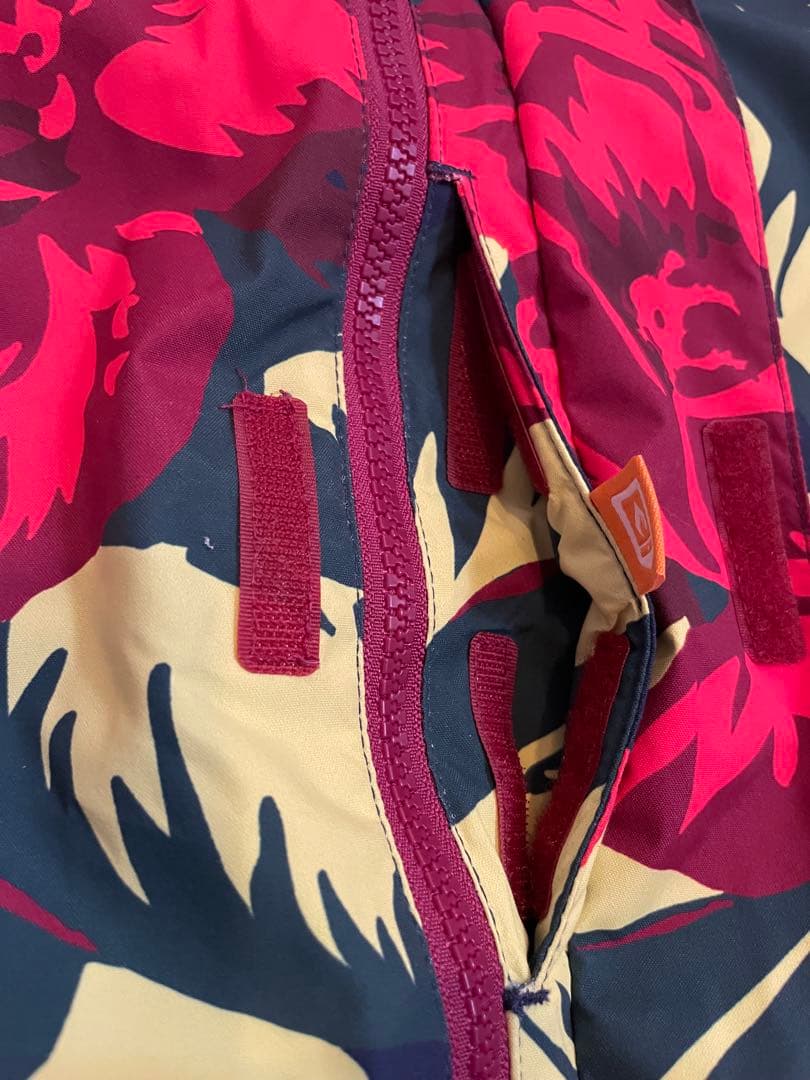 新品・未使用品・Mサイズ・スノボ・BURTON 花柄 フード付きジャケット