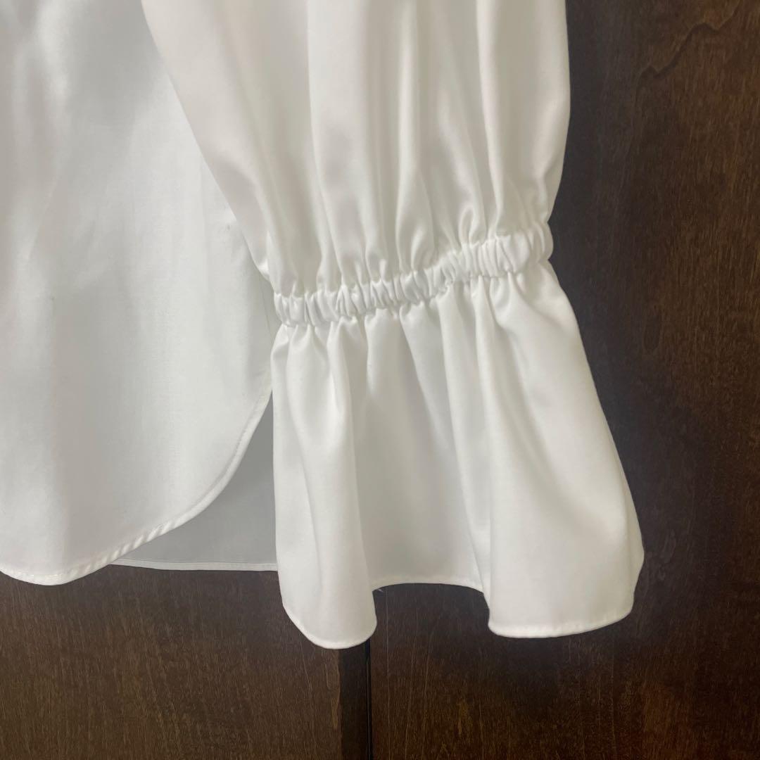 フリルネック ホワイトシャツ