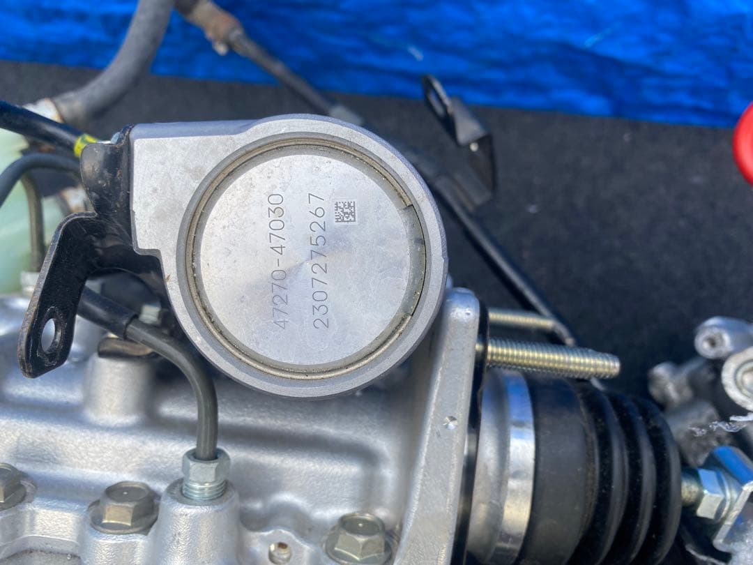 トヨタアクアDAA-NHP10. ABSアクチュエーター