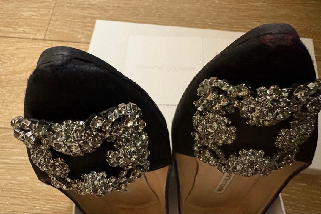 マノロブラニク ハンギシ サテン ブラック 35.5