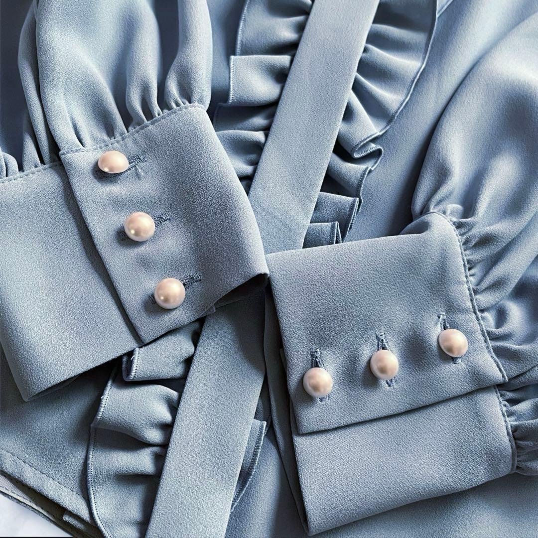 新品✨ルル ウィルビー　バックサテンジョーゼット　フリルブラウス　パールボタン