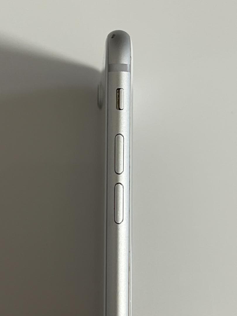 iPhone 8 64GB SIMフリー 動作確認済み（SIM部分に破損あり）