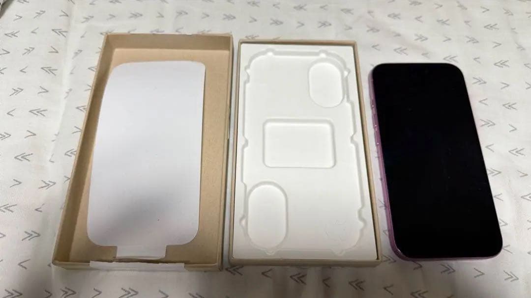 Apple iPhone 16 本体　128GB SIMフリー　充電3回のみ