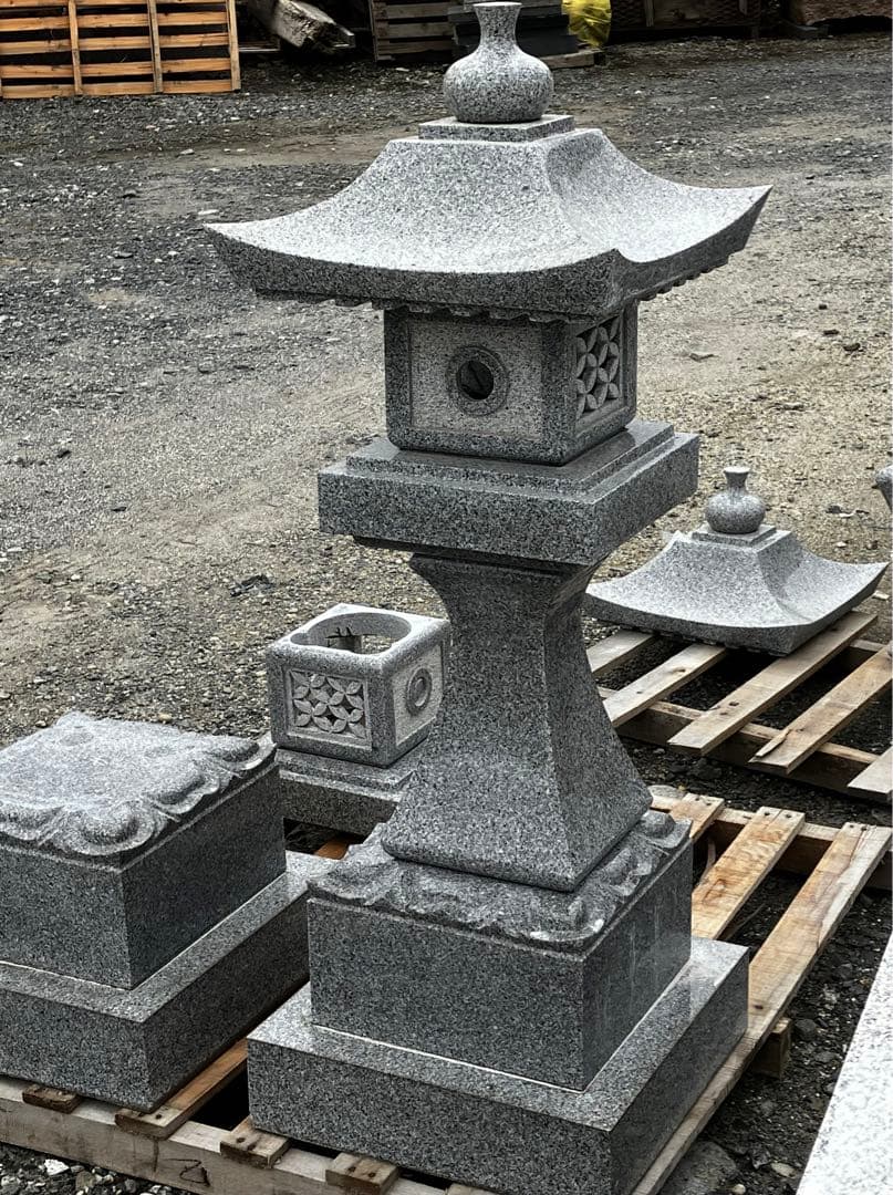 【角形石灯籠 一対 高さ122cm）引き取り限定／分解済・バラ積み可 発送元茨城