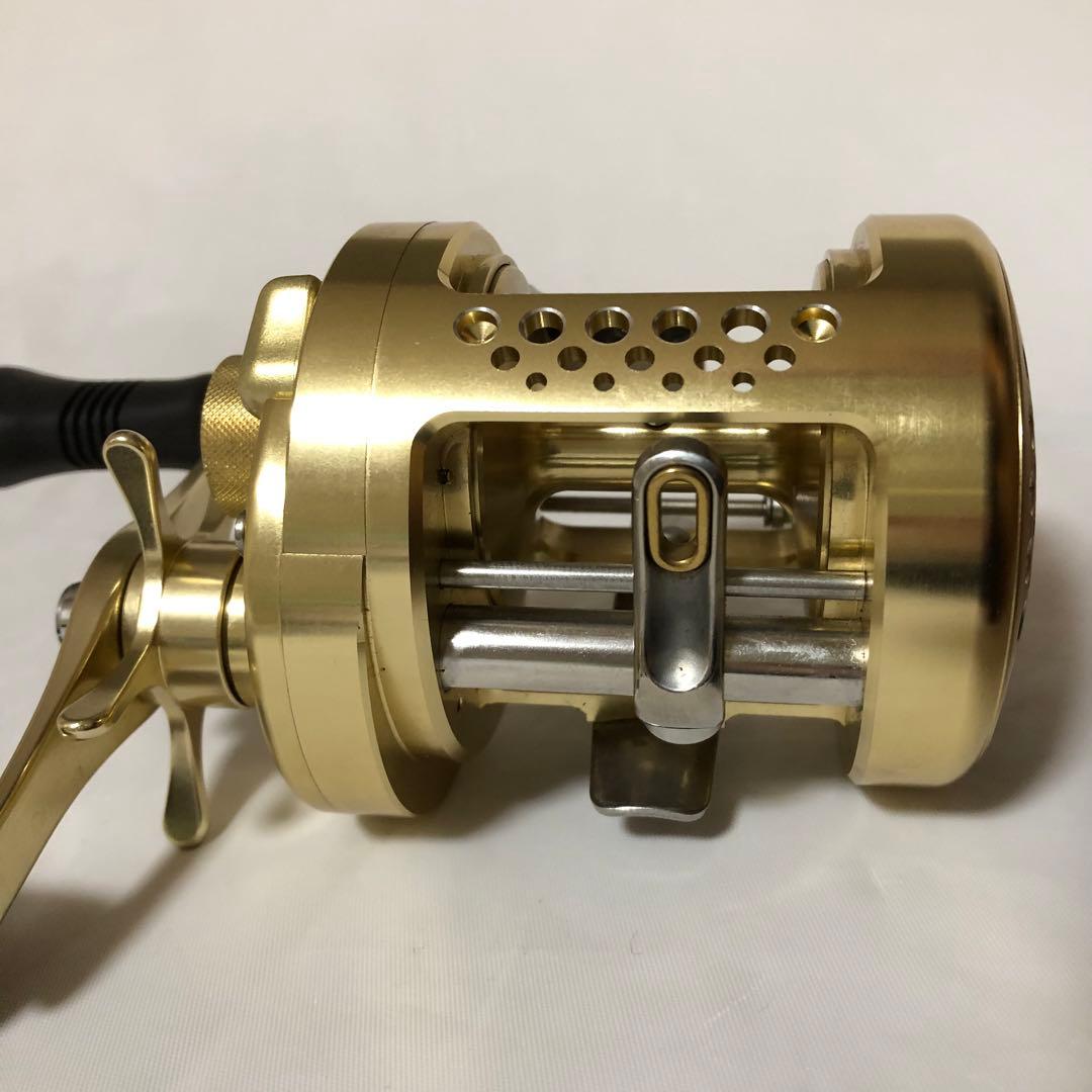 美品　SHIMANO シマノ　カルカッタコンクエスト400 RH444 リール