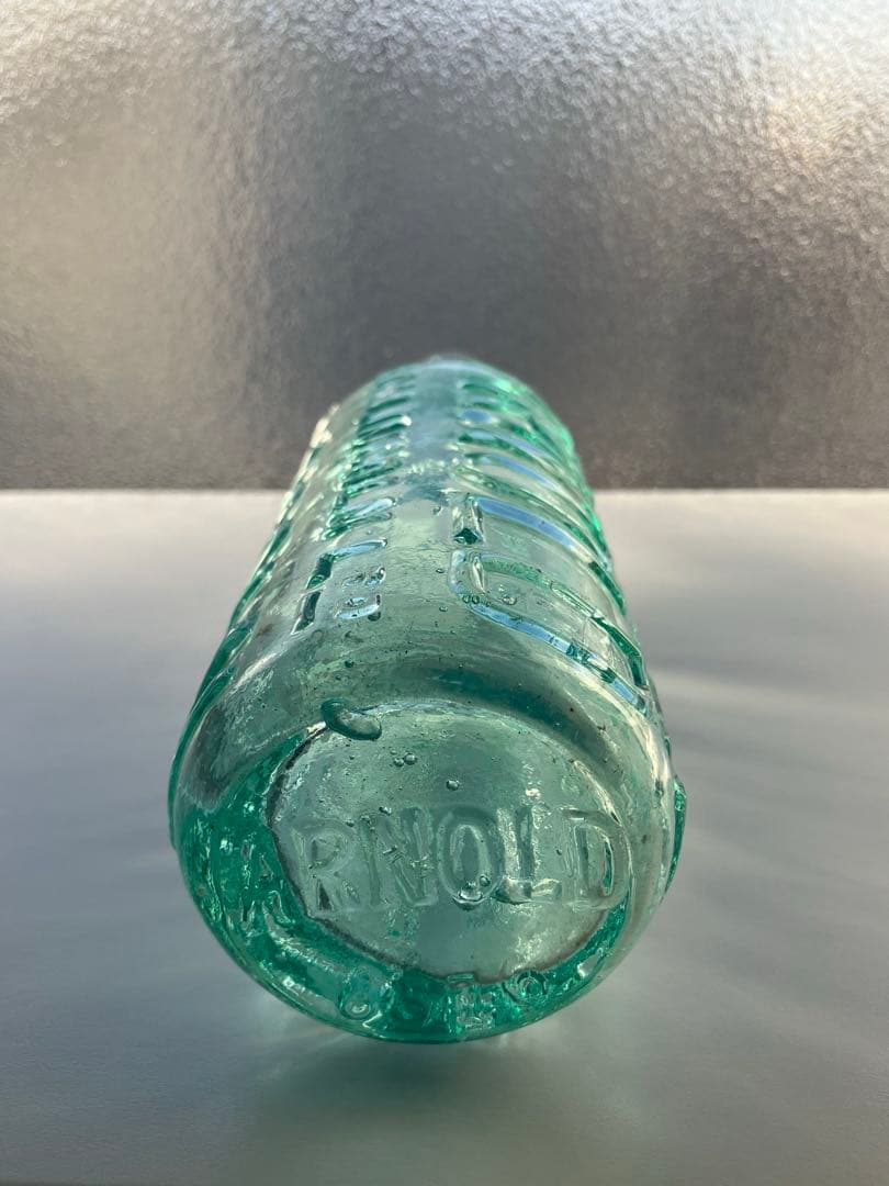 英国製　ビンテージガラス瓶　エンボス入りガラス瓶