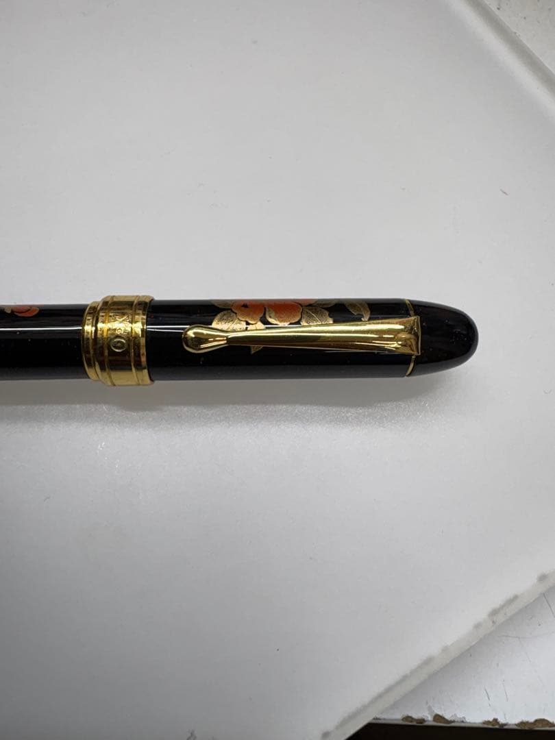 黒い花柄万年筆・イリジウムペン先・中古品