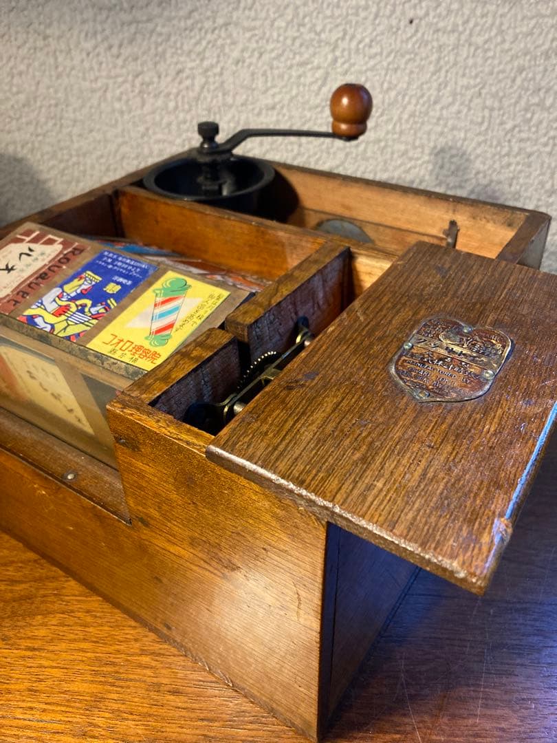 連休特価　喫茶店巡り　ＢＯX ゼンマイを回すとゆっくりボードが回転します。