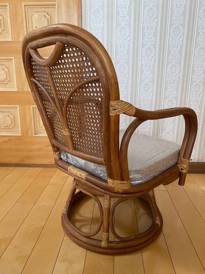 ラタン製 回転式座椅子 未使用のベージュクッション付