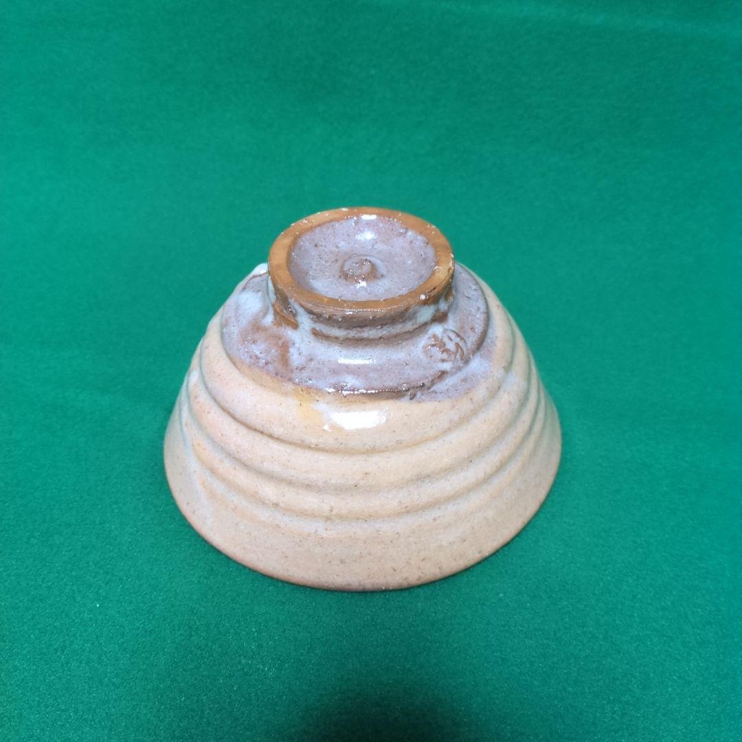 ストライプ模様のベージュ茶碗