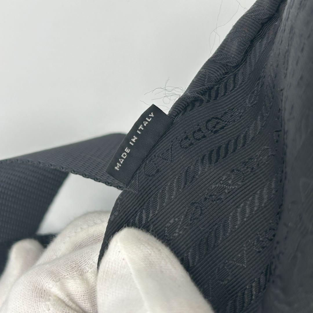 プラダ ショルダーバッグ ナイロン カメラ 三角ロゴ ブラック