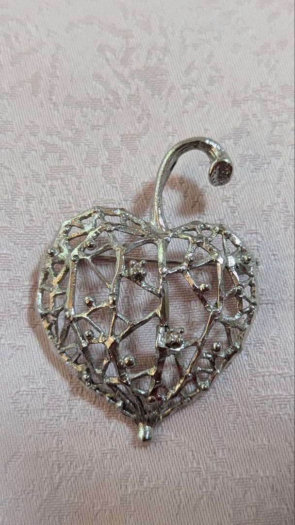 田崎真珠旧刻印ほおずき型透かしメレダイヤ入りデザインブローチ シルバー