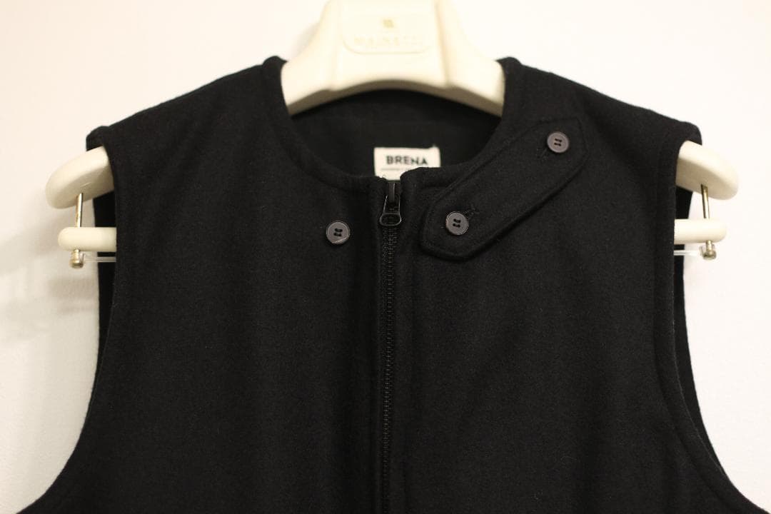【極美品/即完品】Brena チンストラップ ウール ベスト 44(ブラック