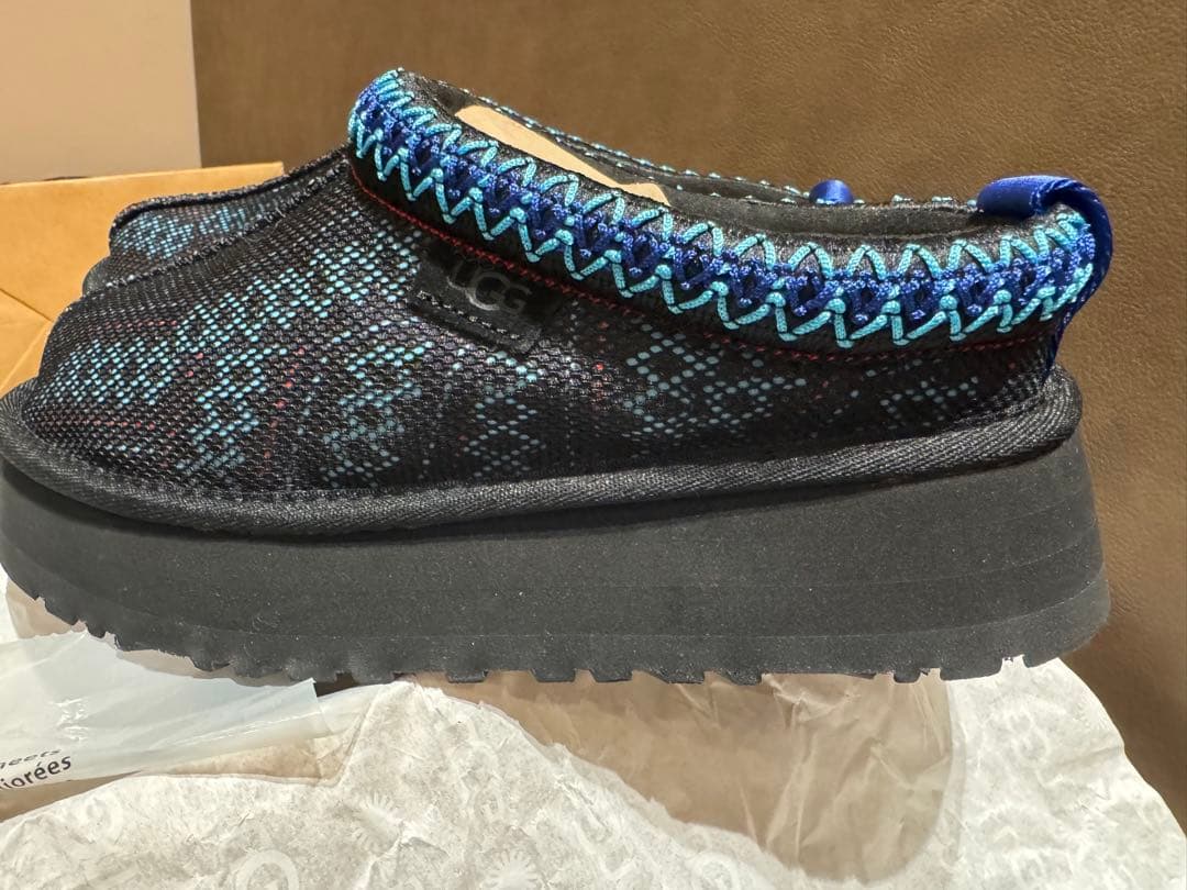 新品未使用☆箱・袋付きUGG ムートンブーツ ブラック/ブルー 編み込み