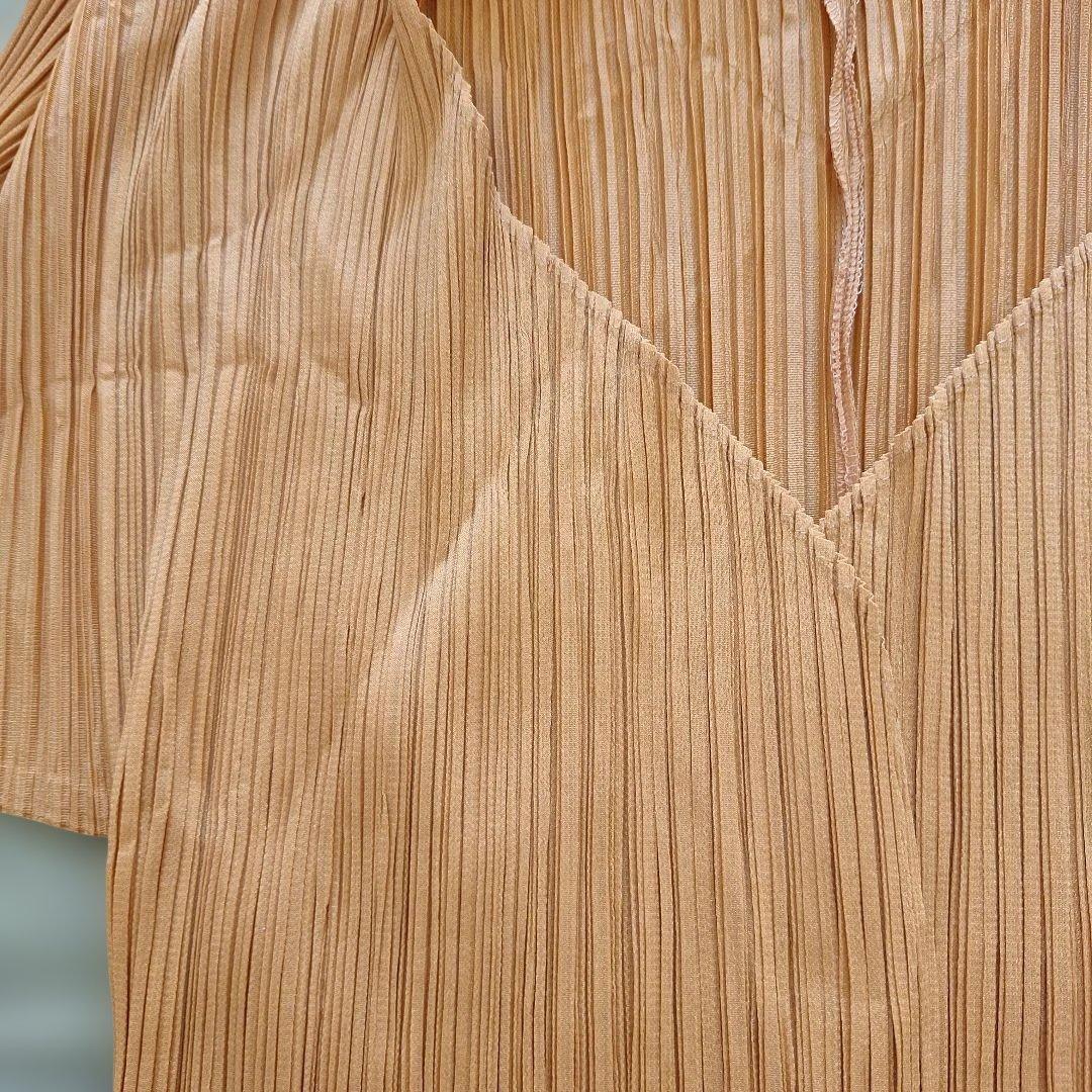 PLEATS PLEASE オレンジロングカーディガンと黒ワンピース