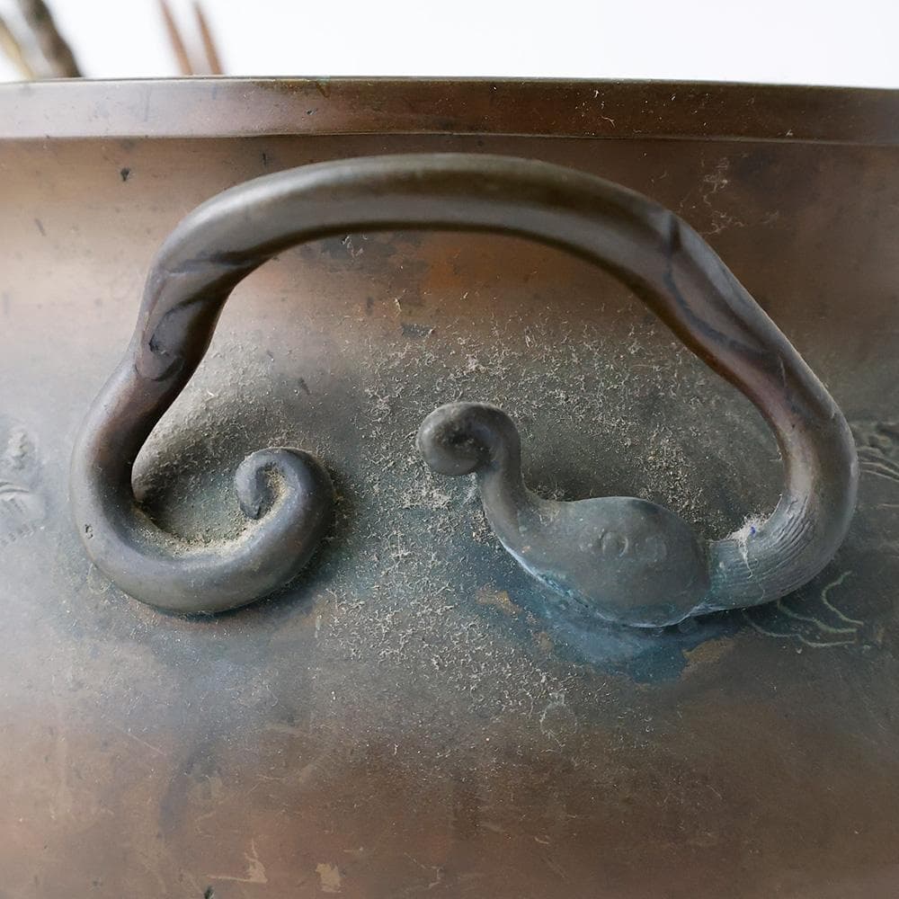 時代年代物 古銅 三つ足 火鉢 瓶掛 盛上 山水楼閣 青海波 図 五徳 火箸