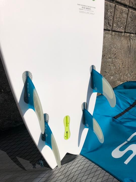 ほぼ新品ジャスティスサーフボードDIVA5プラグ+FCS2フィン+FCSケース