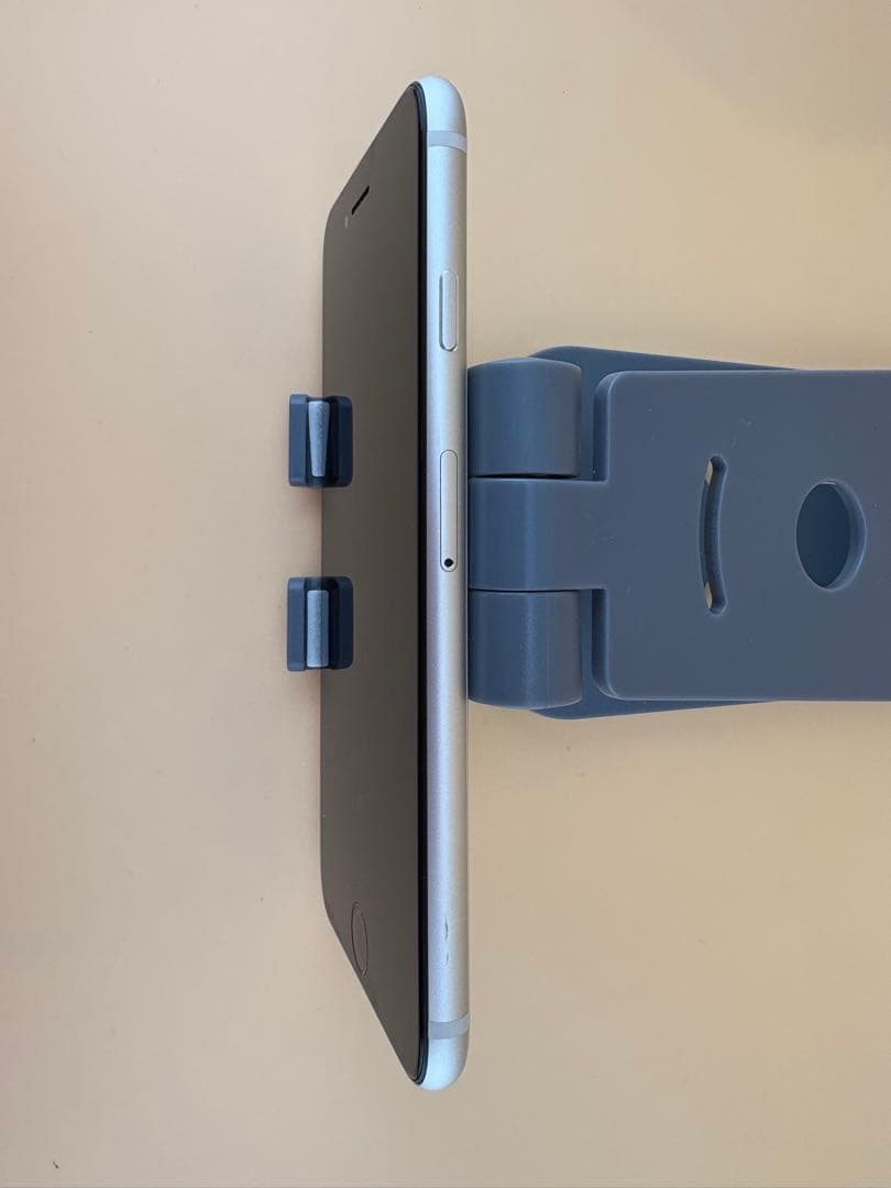 iphone SE 代3世代　64GB スターライト　バッテリー100%