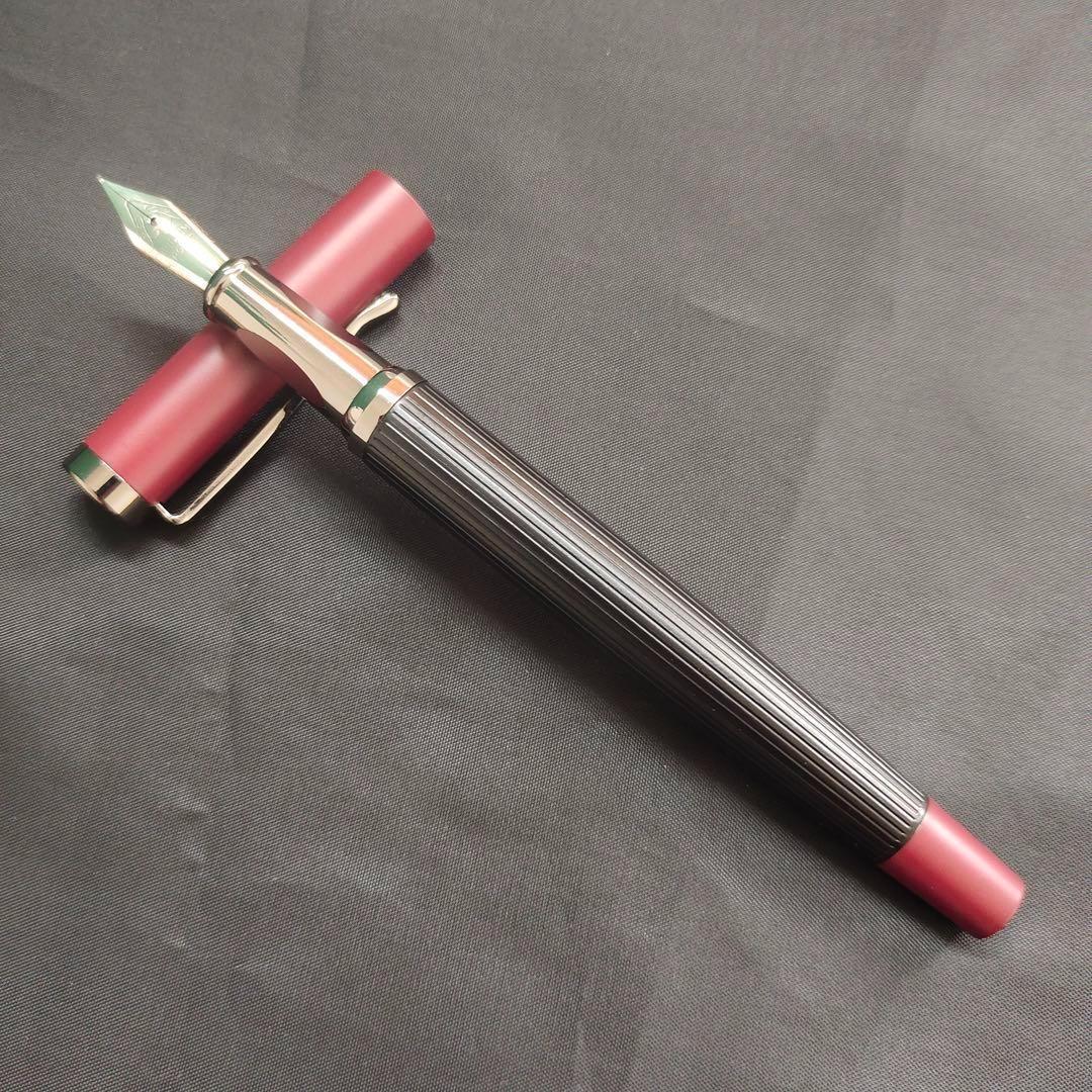 @赤と黒のストライプ万年筆