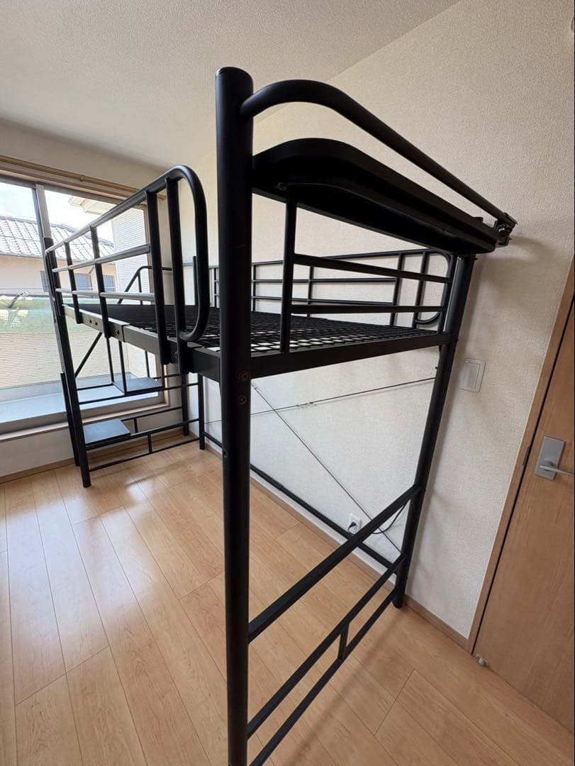 【おさる】黒のスチール製ロフトベッド／デスク下収納・はしご階段付き