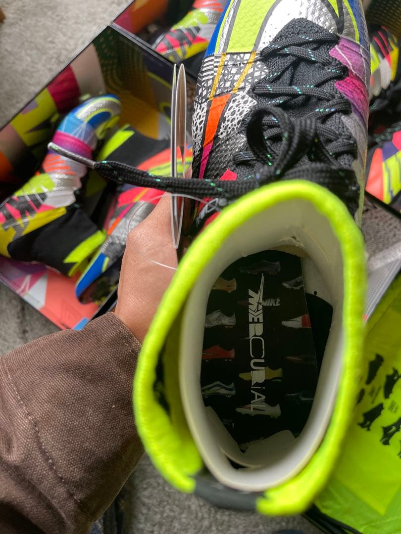 激レア 世界三千足限定 サッカー スパイク ワットザマーキュリアルFG