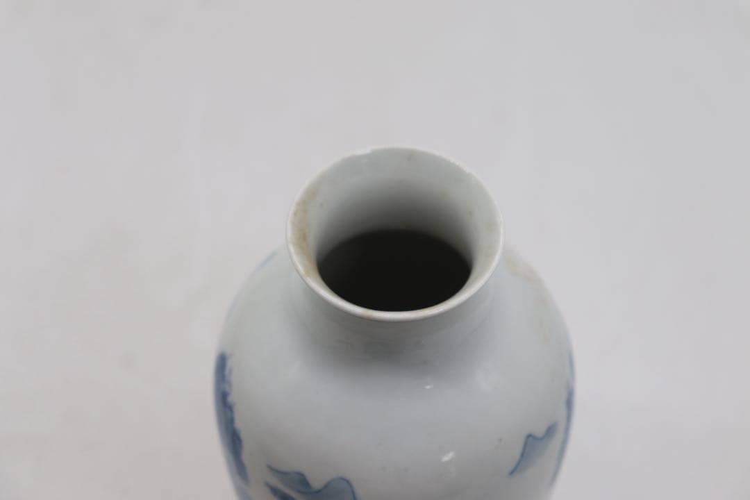 中国　染付　山水人物紋瓶　大清康熙年製銘　送料込み250814