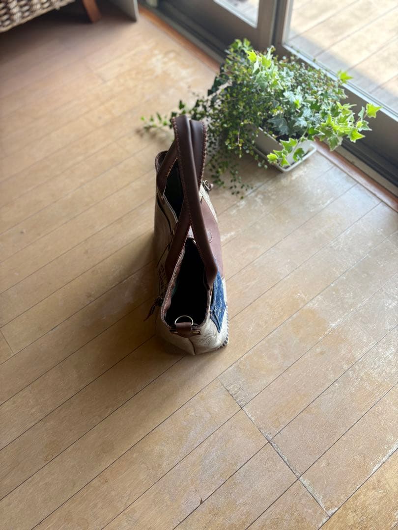 牛革薄カーキ星型押しの遊び心モリモリたっぷりトートバッグ