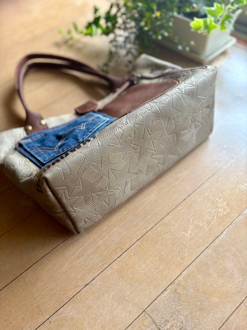 牛革薄カーキ星型押しの遊び心モリモリたっぷりトートバッグ