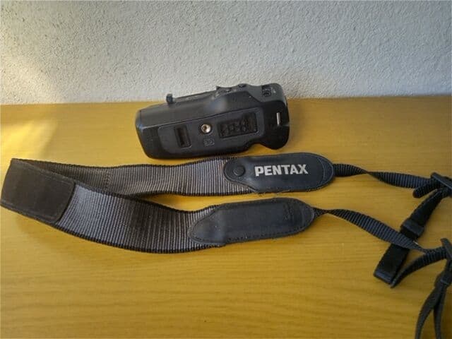 ペンタックスMZ-SバッテリーグリップBG-10とワイヤレスレリーズ付ストラップ