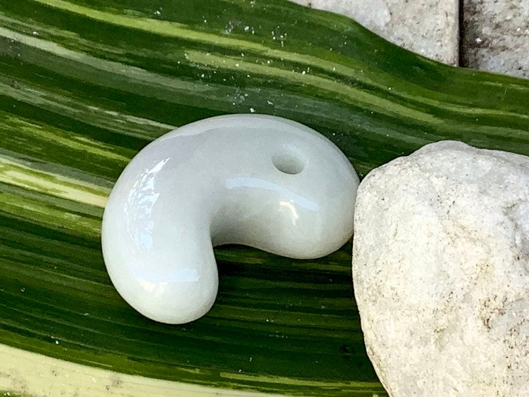 ✳極上品種のアイスジェイド氷　糸魚川翡翠勾玉　一生物の本物　お値段に自信　鑑別付