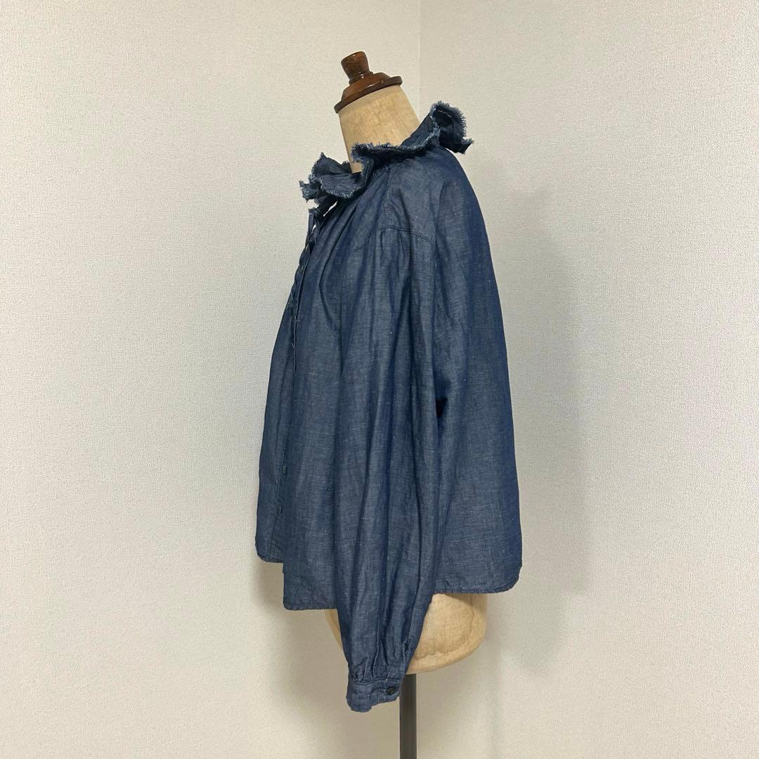 ネストローブ　コットンリネンダンガリーフリルシャツ