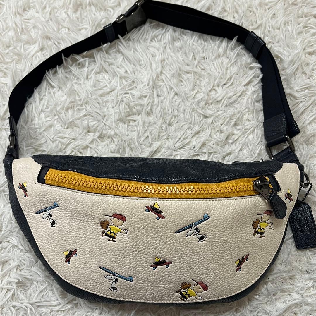 極美品✨限定品✨コーチ　ボディバッグ　スヌーピー　コラボ　レザー　ホワイト