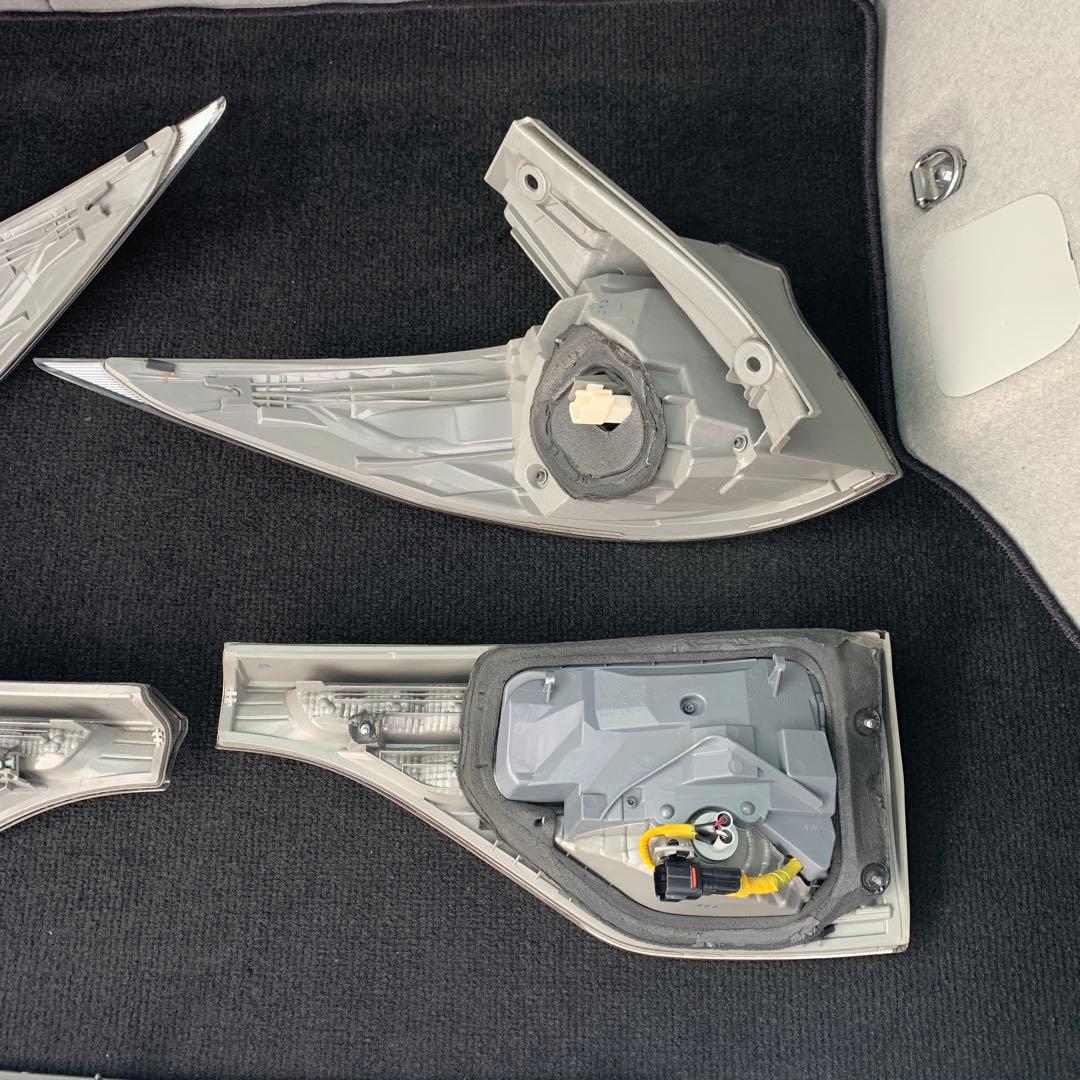 トヨタ　エスティマ　ハイブリッド　AHR20 純正リアテールランプ　中古品