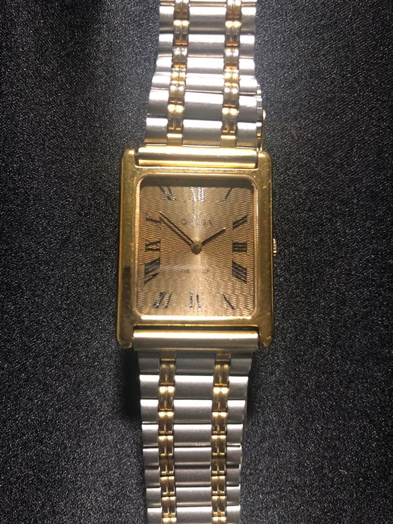 珍しいΩの手巻き時計です。 70年代の物ですが動いています。