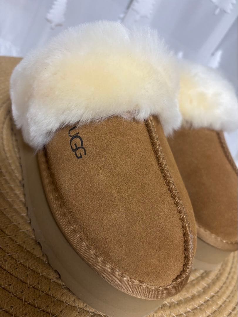 UGG 23.0厚底ベージュ ふわふわスリッパ